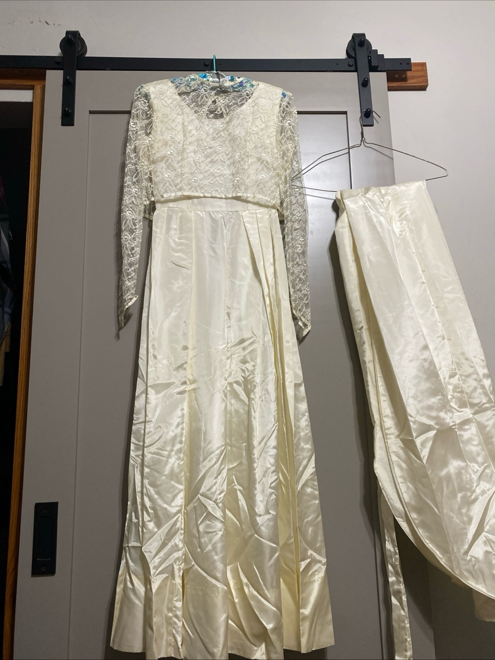 Vintage 50’s/60’s Ivory Lace Long Sleeve Wedding Dress Detachable Train Coverlet
